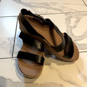 NWOT Skechers black LUXE FOAM open toe platforms sandals
